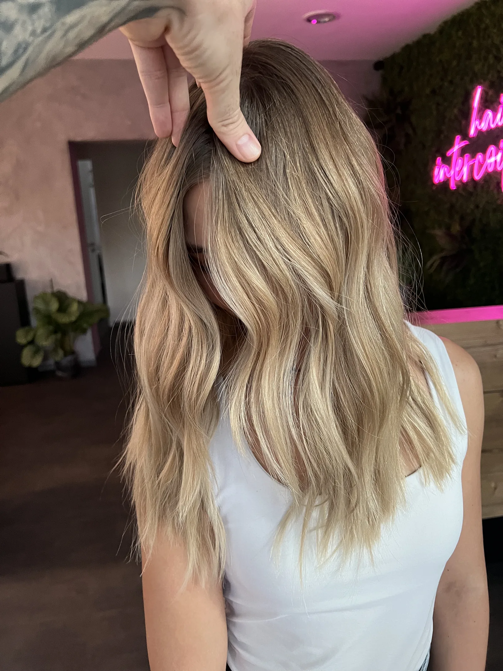 Natürliche Balayage in Blondtönen bei VEÍZU HAIR Frankfurt